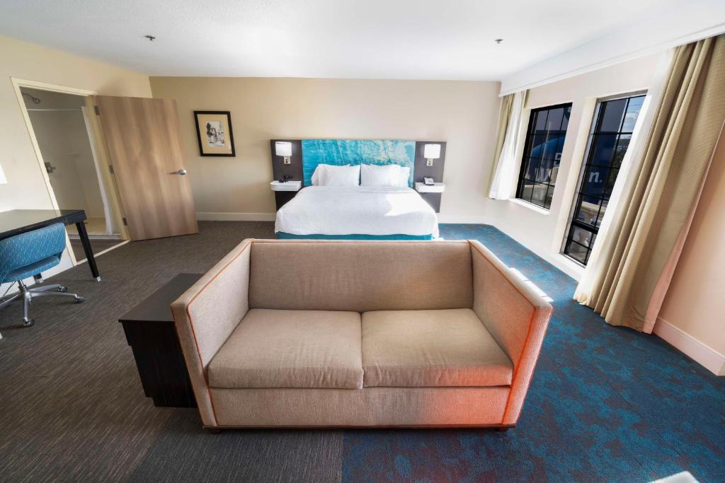 Hampton Inn St Augustine US1 North - King Studio With Two Sofa Beds - Non-Smoking