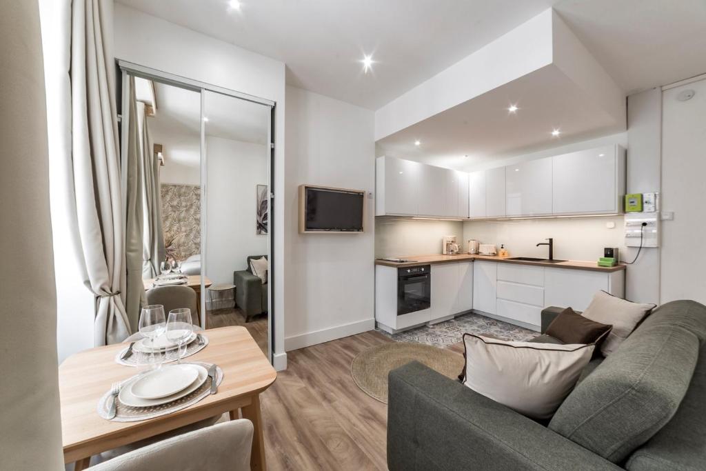 un salon avec un canapé et une table dans l'établissement La palmeraie AIL, à Villeurbanne