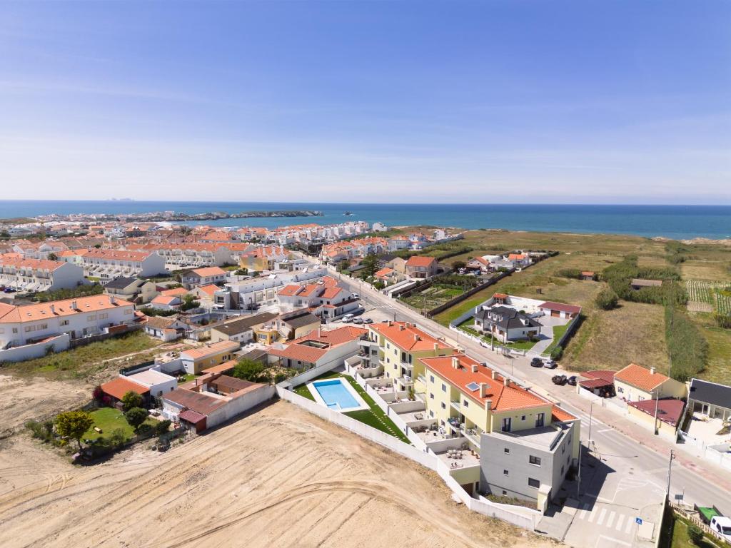 une vue aérienne d'une ville avec l'océan dans l'établissement Baleal Deluxe Apartments, à Baleal