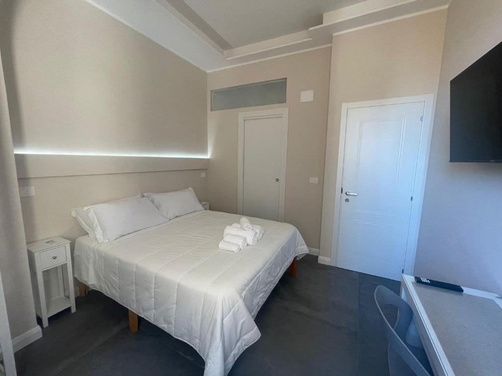 Postel nebo postele na pokoji v ubytování Le Cisterne Guest house Suite&Rooms