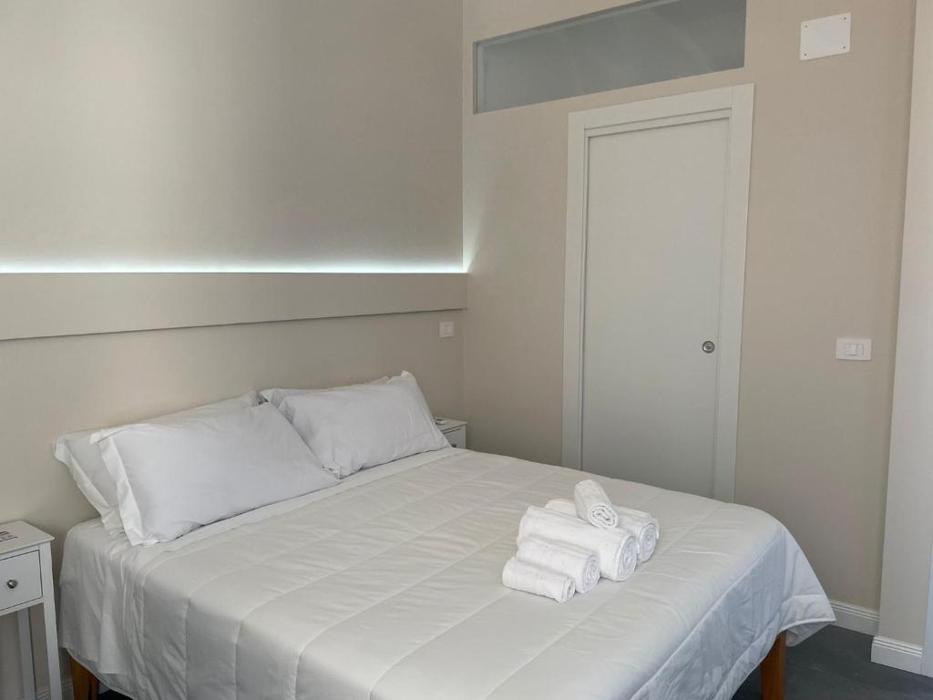 Postel nebo postele na pokoji v ubytování Le Cisterne Guest house Suite&Rooms