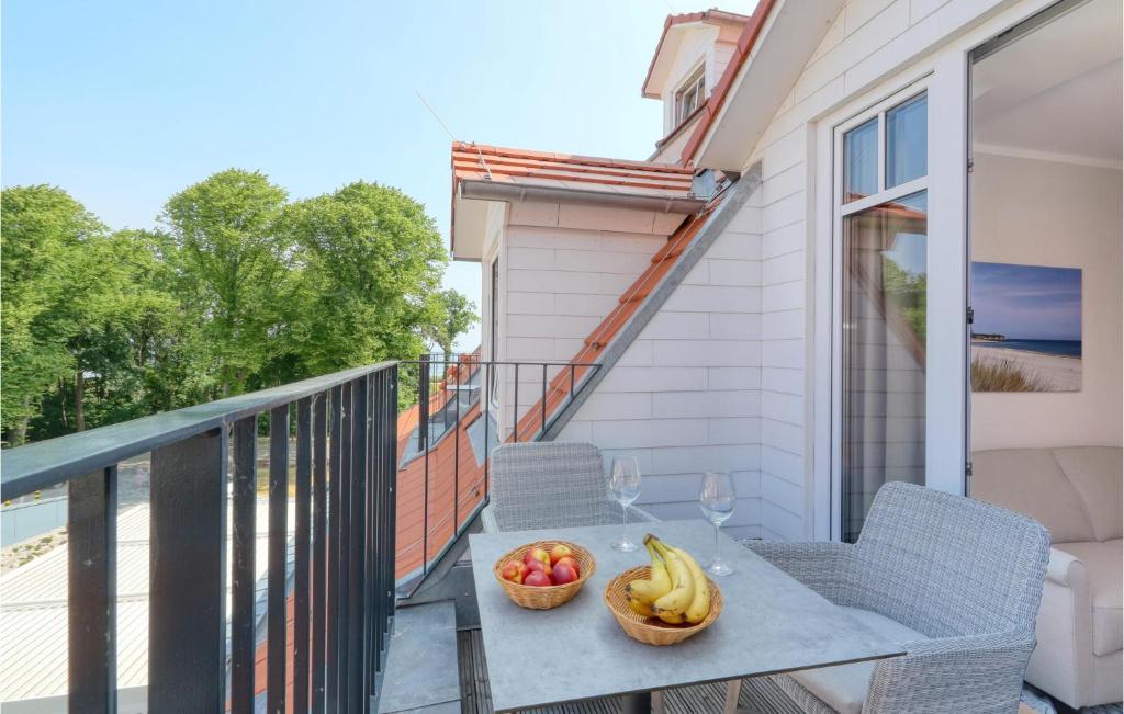 une table avec deux paniers de fruits sur un balcon dans l'établissement Baltischer Hof Apartment 61, à Boltenhagen