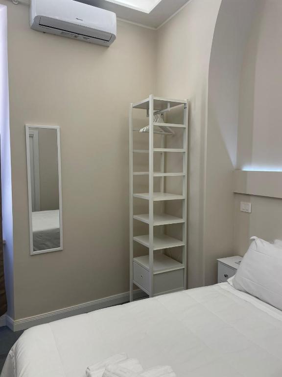 Postel nebo postele na pokoji v ubytování Le Cisterne Guest house Suite&Rooms