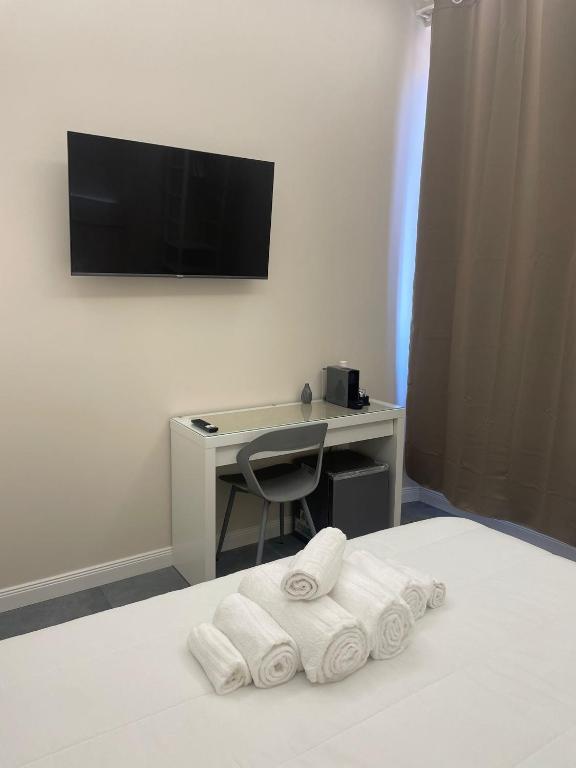TV a/nebo společenská místnost v ubytování Le Cisterne Guest house Suite&Rooms