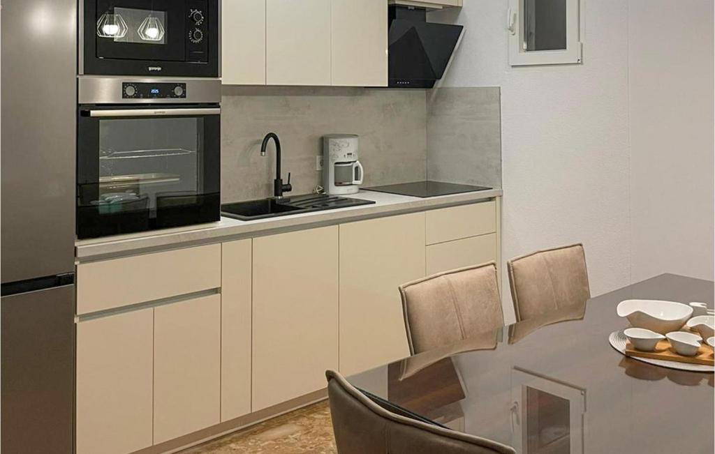 Kuchyň nebo kuchyňský kout v ubytování Three-Bedroom Holiday Home In Crkvice