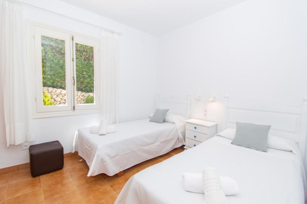 A bed or beds in a room at Villa Xaloc by Sonne Villas