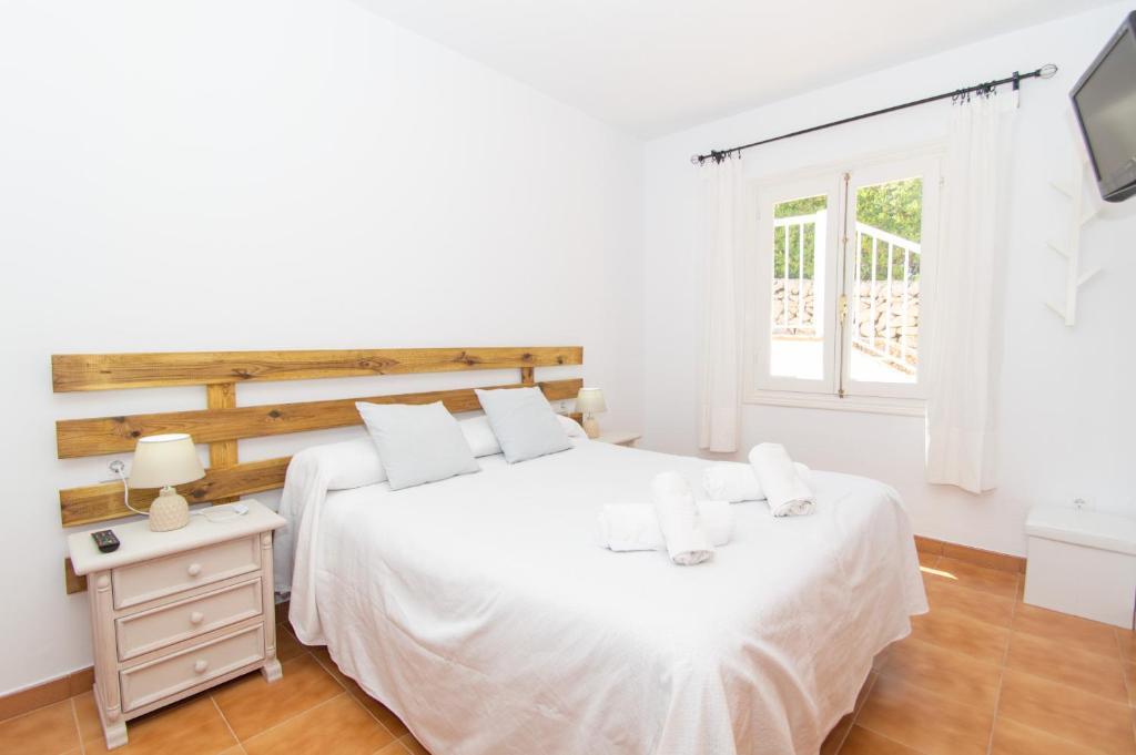 A bed or beds in a room at Villa Xaloc by Sonne Villas