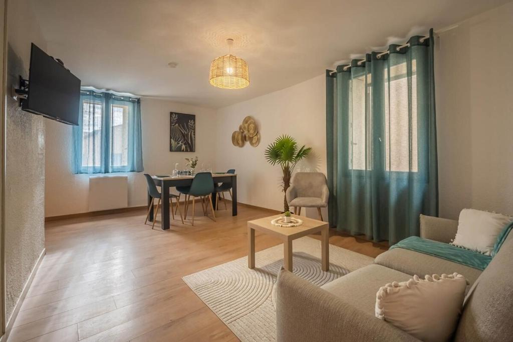 un salon avec un canapé et une table dans l'établissement OIQIA • Solis • Azur, à Narbonne