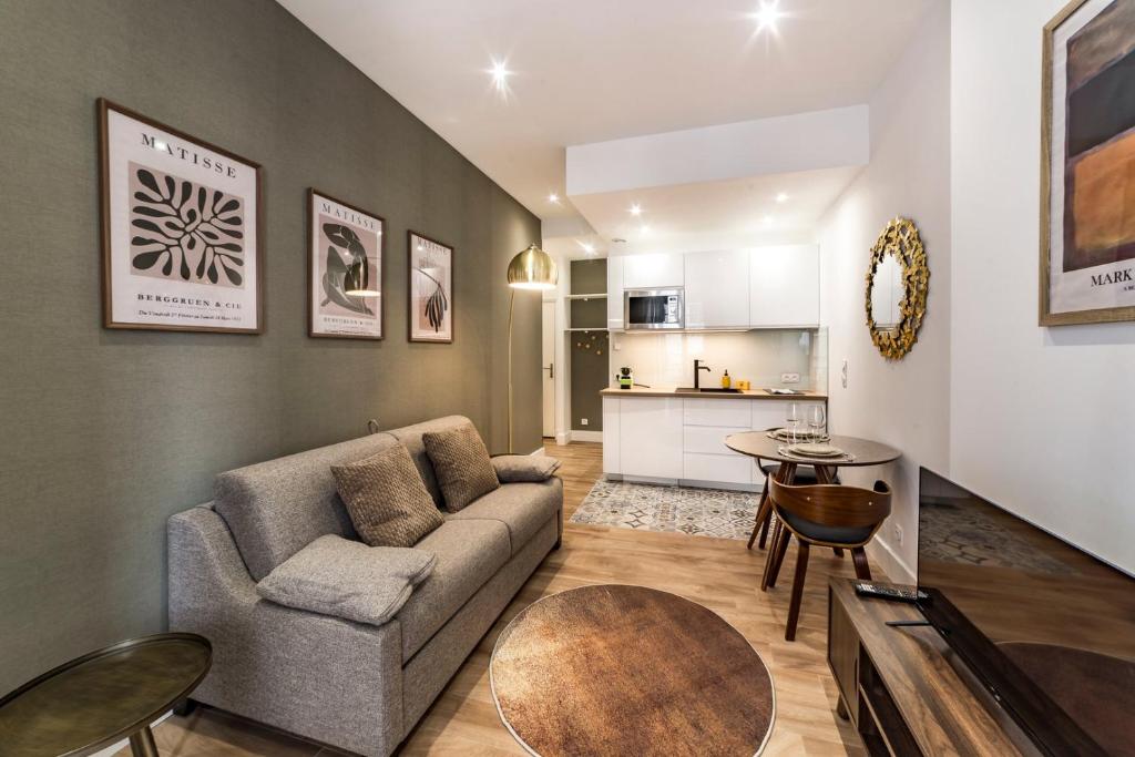 un salon avec un canapé et une table dans l'établissement L'absinthe AIL, à Villeurbanne