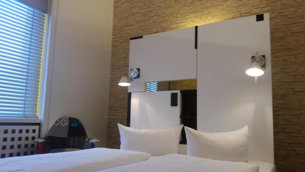 Postel nebo postele na pokoji v ubytování Hotel Cristall - Frankfurt City