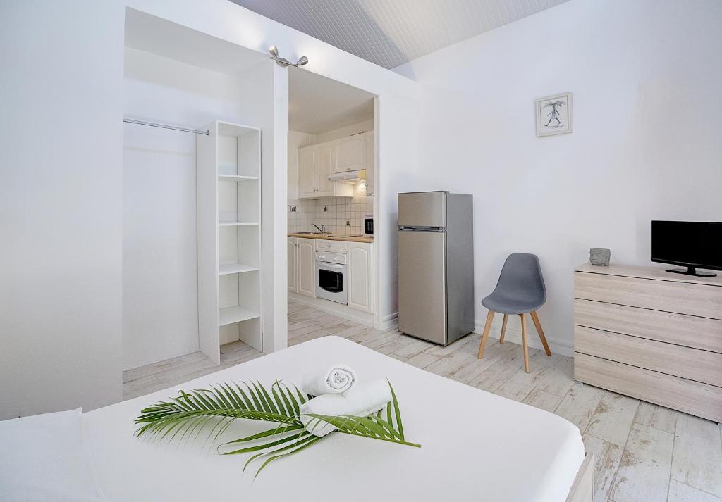 Kuchyň nebo kuchyňský kout v ubytování Résidence Ti'Kéol - Appartements avec terrasse 2 à 4 personnes, piscine