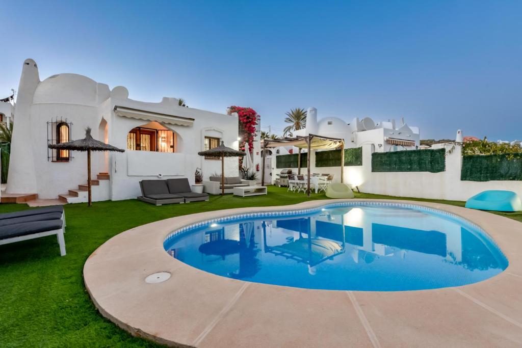 una piscina en el patio trasero de una casa en AITANA - Managed by Almarina, en Calpe