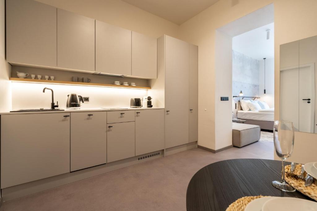 HONEST Karlin - Resim 28