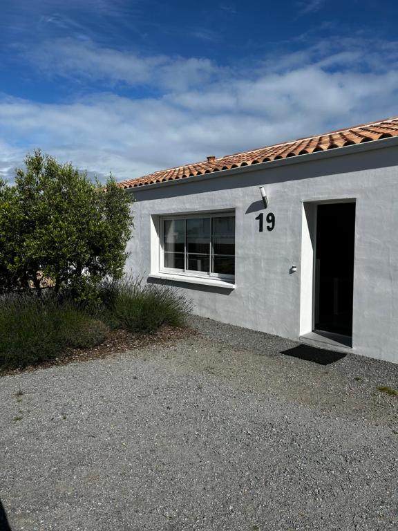 Το κτήριο όπου στεγάζεται  η παραθεριστική κατοικία