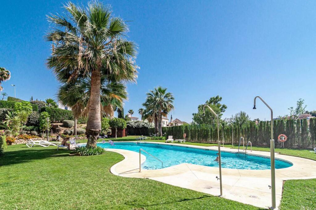 Great location 2 pools at Aloha Royal RDR385