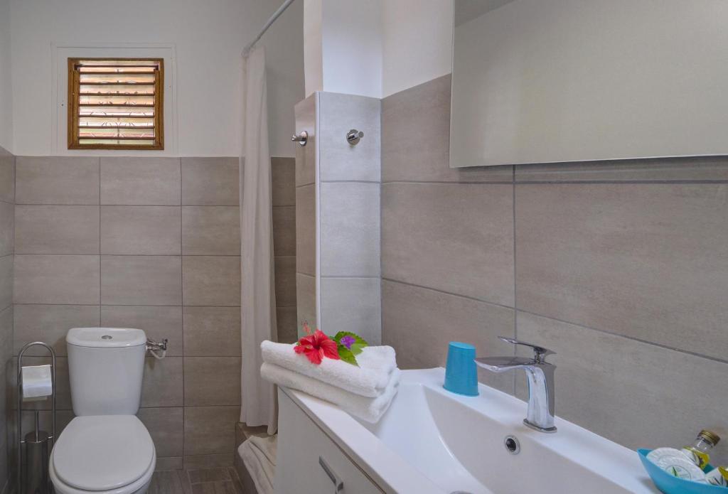 Koupelna v ubytování Résidence Ti'Kéol - Appartements avec terrasse 2 à 4 personnes, piscine