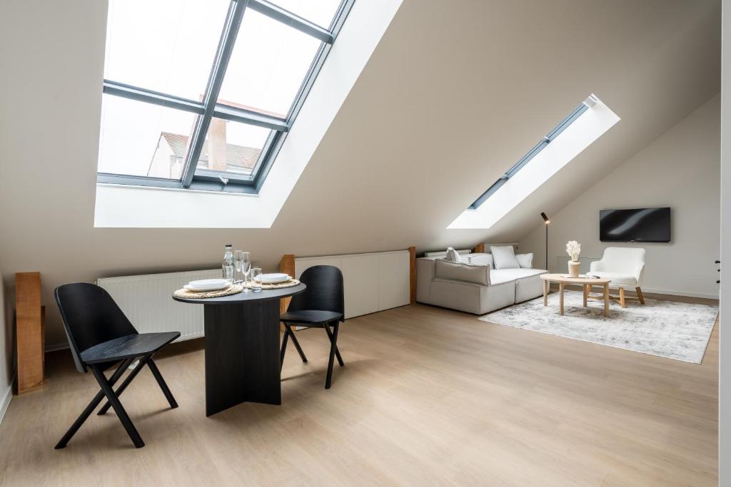 HONEST Karlin - Resim 35