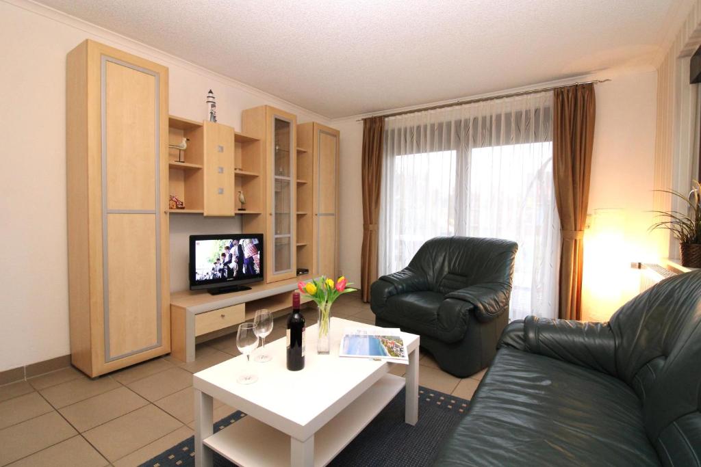 ein Wohnzimmer mit Sofa und Tisch in der Unterkunft Ferienanlage Dröse, Haus 8a - Fewo 8 rolli-gerecht in Fulgen