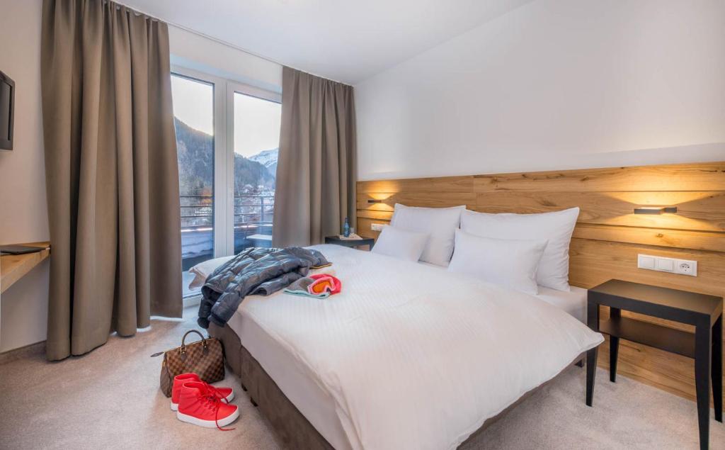 Postel nebo postele na pokoji v ubytování Heart Hotel Grischuna