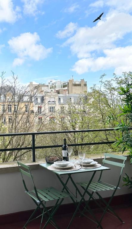 Balkon lub taras w obiekcie Stylish Apartment with a Balcony in Paris