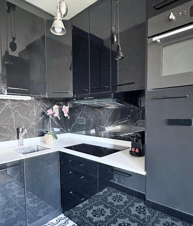 Kuchnia lub aneks kuchenny w obiekcie Stylish Apartment with a Balcony in Paris