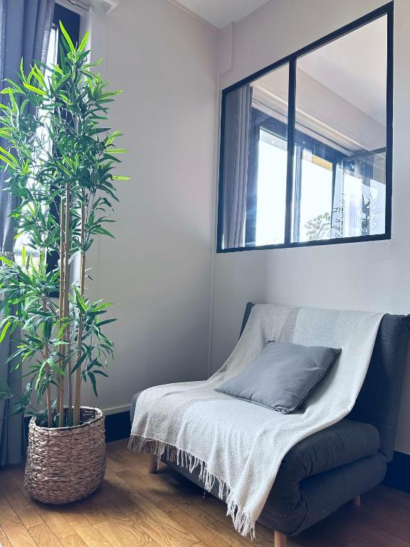 Łóżko lub łóżka w pokoju w obiekcie Stylish Apartment with a Balcony in Paris