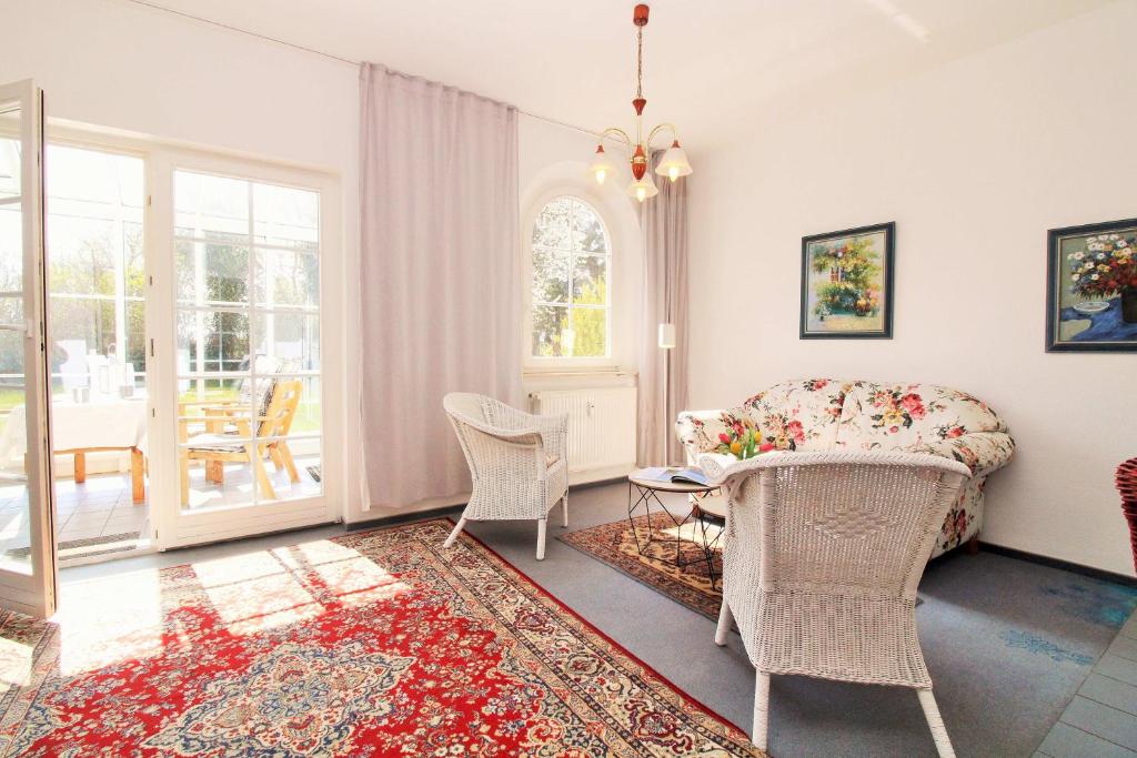 un soggiorno con un divano, sedie e un tavolo di Ostseeresidenz Appartements Wischuer Fewo 16 a Wischuer