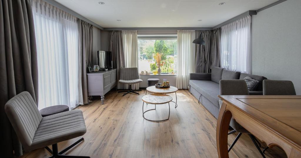 Posezení v ubytování Heerlijk bos chalet met ongekende rust en vrijheid