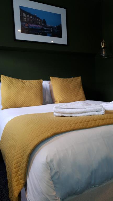 Letto o letti in una camera di Old Ship Inn Hackney