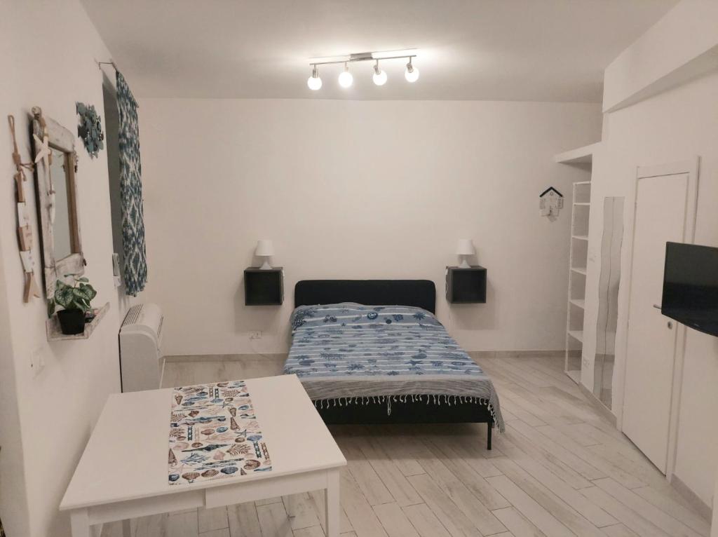 una stanza con un letto e un tavolo di La Casetta a Finale Ligure