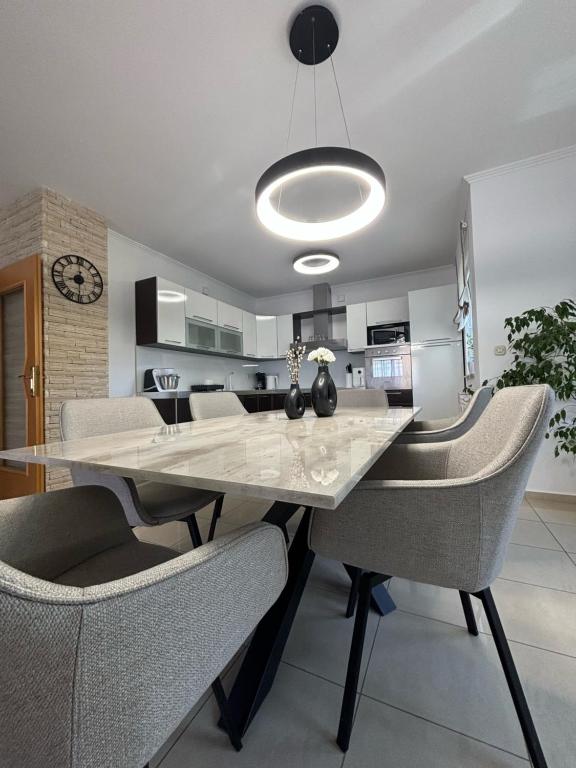 jadalnia ze stołem i krzesłami w obiekcie Kristina Apartments w mieście Zadar