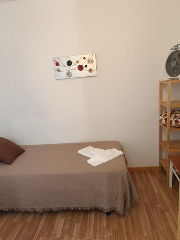 Pilgrim Rooms - Standard Single Room With Shared Bathroom
