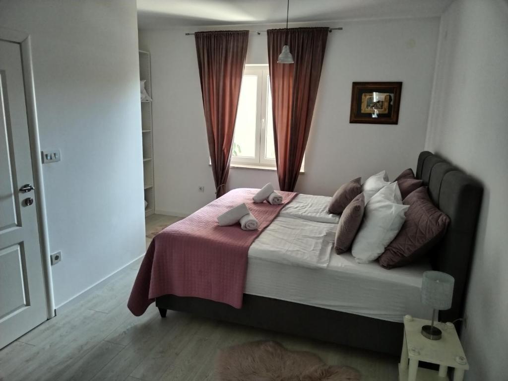 Postel nebo postele na pokoji v ubytování Šjor 2 BDR Apartment w grill