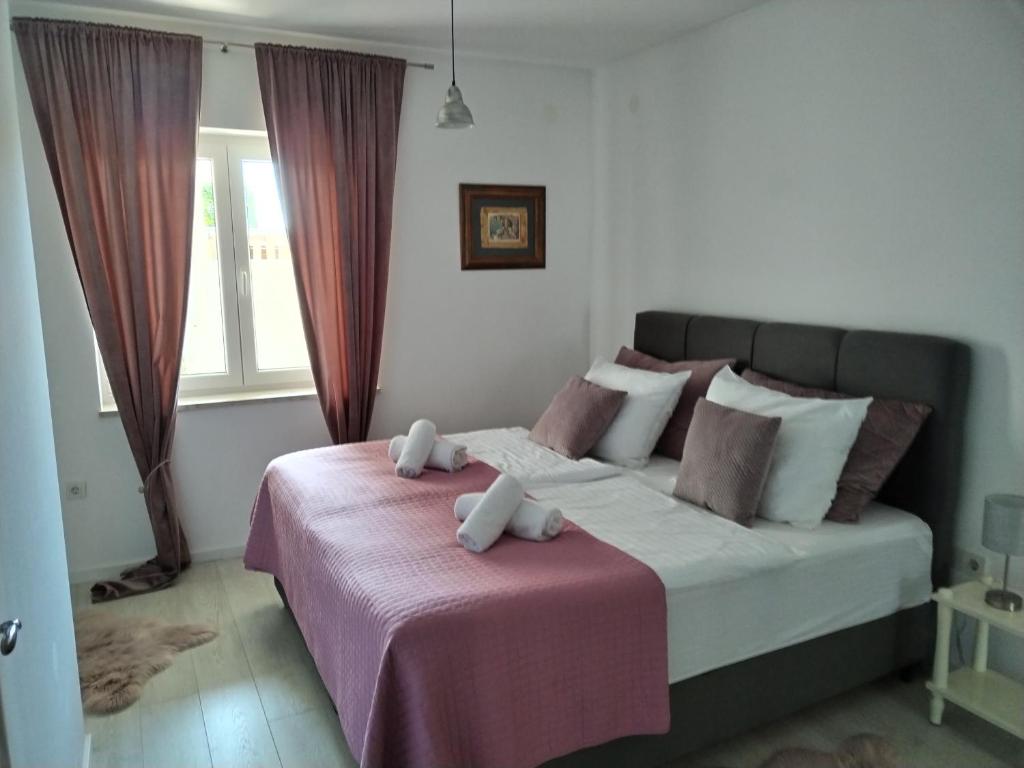 Postel nebo postele na pokoji v ubytování Šjor 2 BDR Apartment w grill