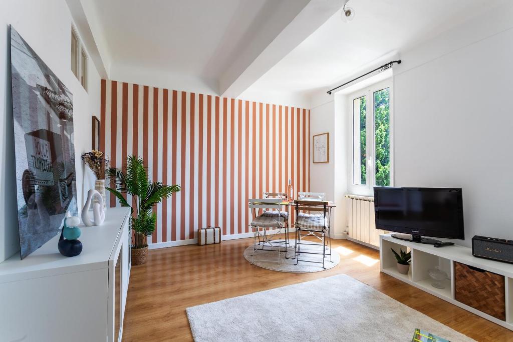 - un salon avec un mur rayé rouge et blanc dans l'établissement maison de ville La Fontaine BAu4, au Cannet