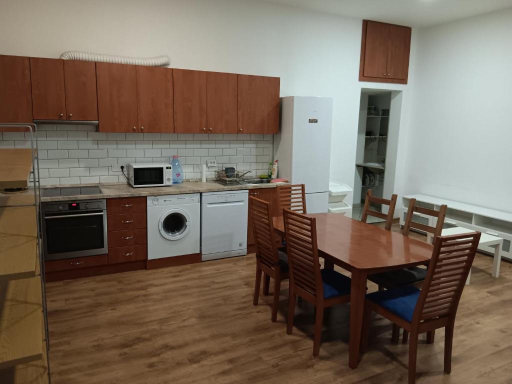 Big COZY - Skyfall Apartment 3 BDRM 6 BEDS 1&Half Baths 1073 Budapest, 30 Erzsébet körút kép - 1