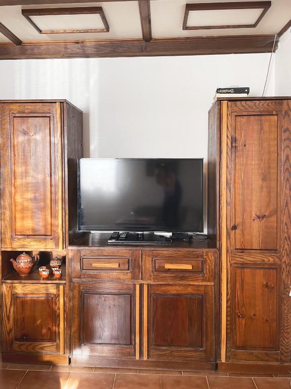 TV a/nebo společenská místnost v ubytování Chata Radužel