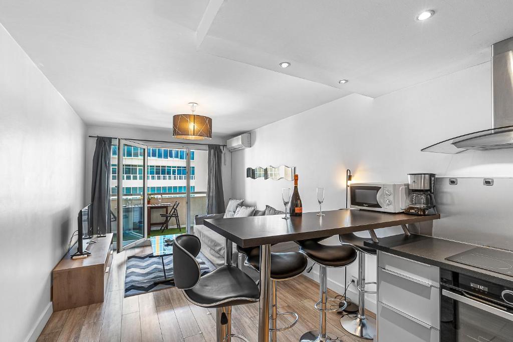 une cuisine avec une table et des chaises dans une pièce dans l'établissement Very NICE - 80 meters to the sea, à Nice