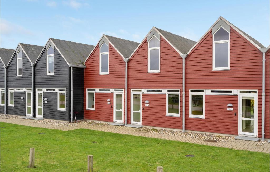 eine Reihe von Häusern mit rot und schwarz in der Unterkunft Stunning Home In Nørre Nebel With Wifi in Nørre Nebel