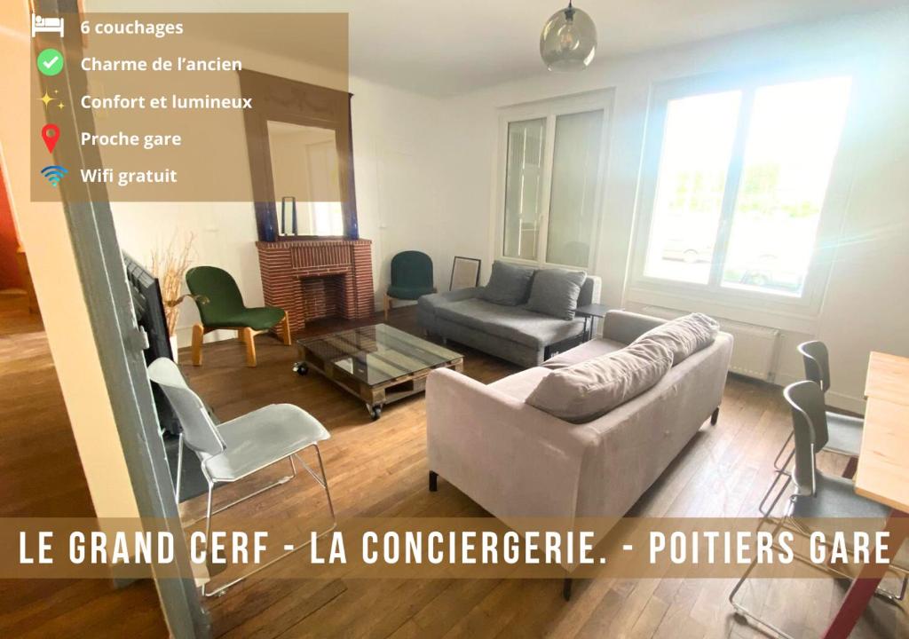 - un salon avec un canapé et des chaises dans l'établissement Le Grand Cerf - Poitiers - Gare, à Poitiers