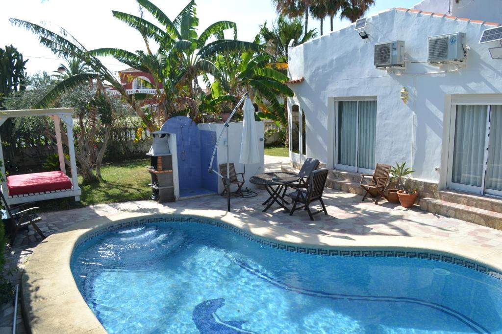 The swimming pool at or close to Casa Mar
