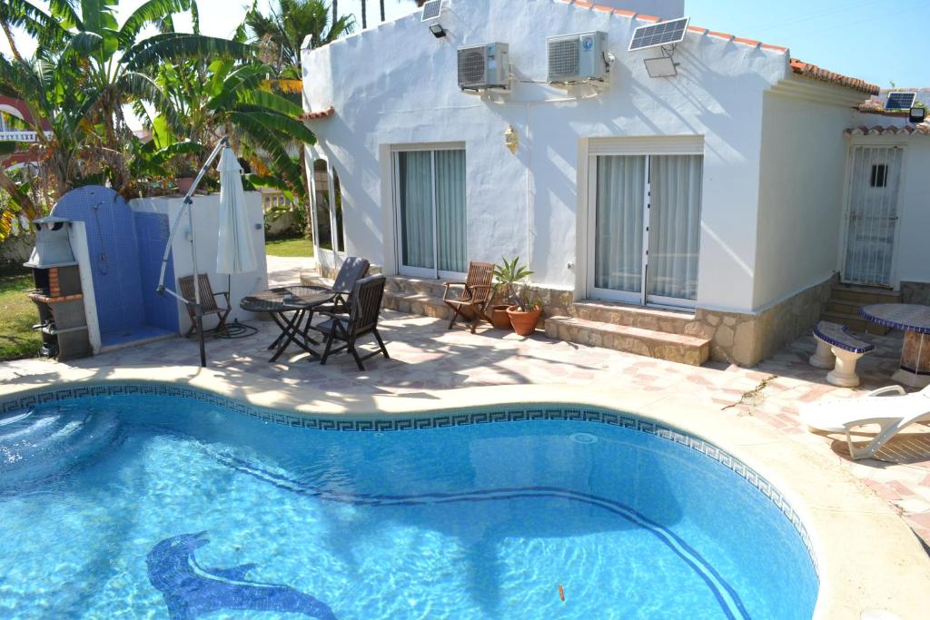 The swimming pool at or close to Casa Mar