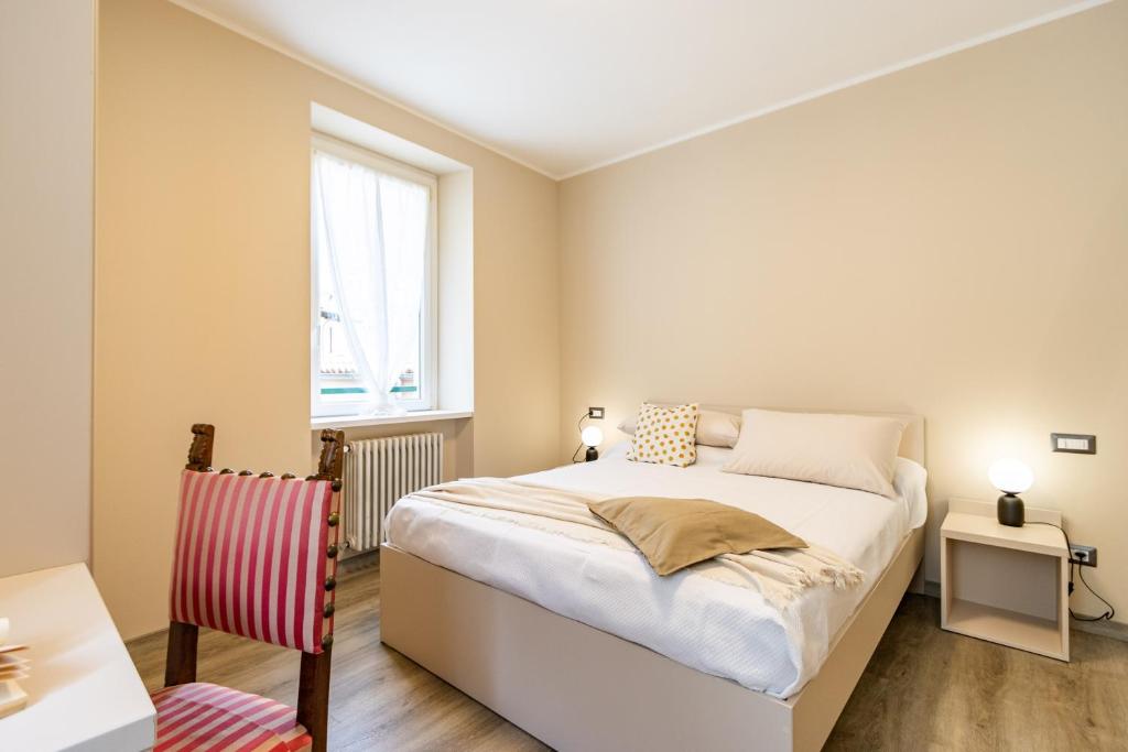 a small bedroom with a bed and a window at Le Dalie - Appartamento Stresa - Magognino in Brisino