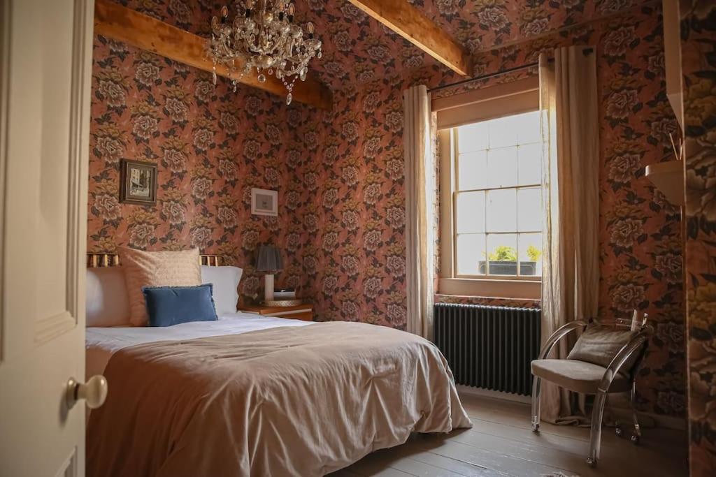 Ένα ή περισσότερα κρεβάτια σε δωμάτιο στο Primrose Cottage - with Private Courtyard & Sun Terrace in Central Bath