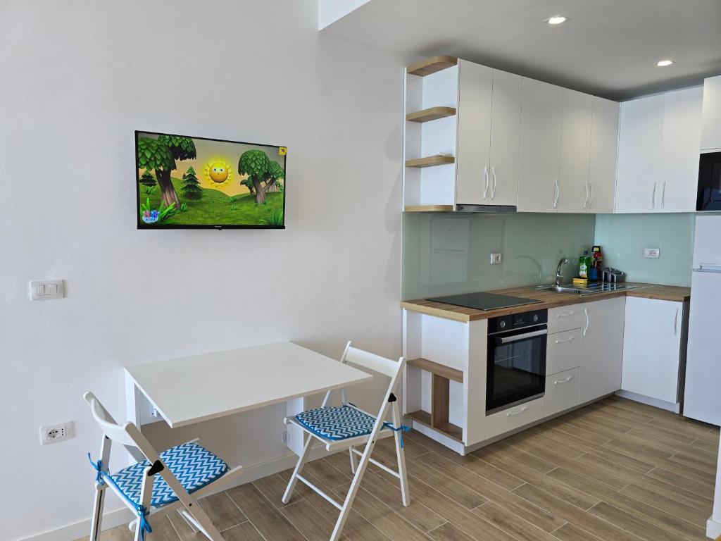 Kuchyň nebo kuchyňský kout v ubytování Seaviews Studio Apartment