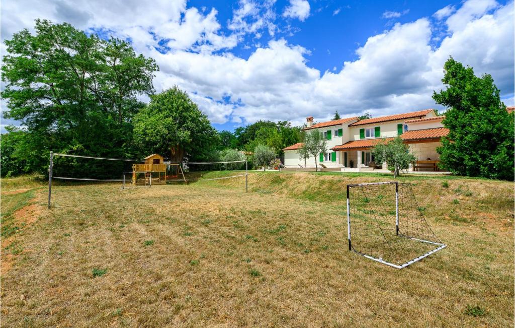 Zahrada ubytování 4 Bedroom Gorgeous Home In Pican