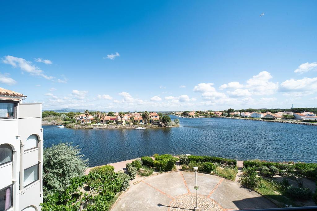 une vue d'une rivière depuis un bâtiment dans l'établissement Miroir d'Azur - Studio vue sur étang, au Barcarès