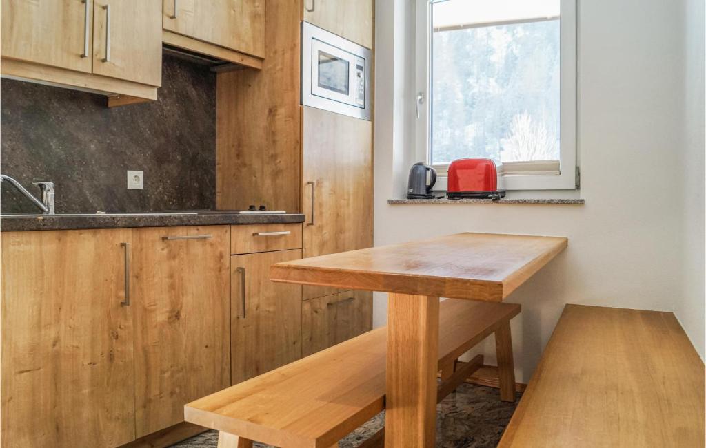 A kitchen or kitchenette at Top 5