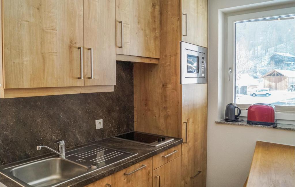 A kitchen or kitchenette at Top 5