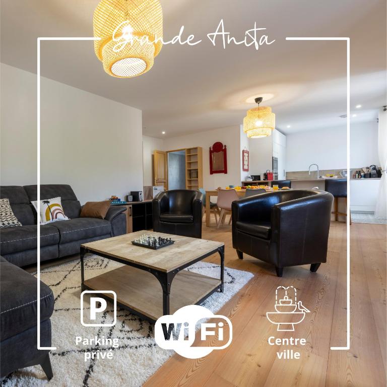 un salon avec un canapé et une table dans l'établissement Grande Anita - Centre ville - Parking privé, à Barcelonnette